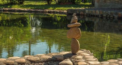 Eco-friendly structure, inspired by a Yarumo leaf, ideal for couples or friends. Surrounded by tropical nature, lakes, forest trails, birdlife, and peaceful vibes.