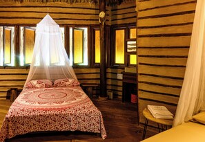 Room - Eco-friendly structure, inspired by a Yarumo leaf, ideal for couples or friends. Surrounded by tropical nature, lakes, forest trails, birdlife, and peaceful vibes. (Restrepo)