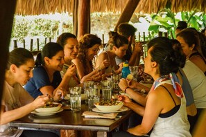 Outdoor dining - Eco-friendly structure, inspired by a Yarumo leaf, ideal for couples or friends. Surrounded by tropical nature, lakes, forest trails, birdlife, and peaceful vibes. (Restrepo)