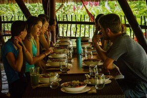 Outdoor dining - Eco-friendly structure, inspired by a Yarumo leaf, ideal for couples or friends. Surrounded by tropical nature, lakes, forest trails, birdlife, and peaceful vibes. (Restrepo)
