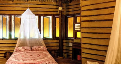 Eco-friendly structure, inspired by a Yarumo leaf, ideal for couples or friends. Surrounded by tropical nature, lakes, forest trails, birdlife, and peaceful vibes.