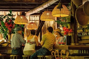 Bar (on property) - Eco-friendly structure, inspired by a Yarumo leaf, ideal for couples or friends. Surrounded by tropical nature, lakes, forest trails, birdlife, and peaceful vibes. (Restrepo)