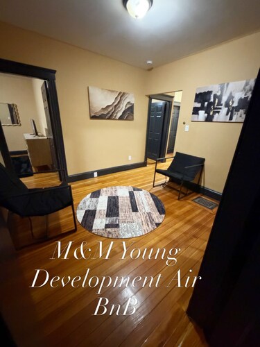 Remodeled 2-bedroom apartment w/ bonus room. Accessible to public transportation