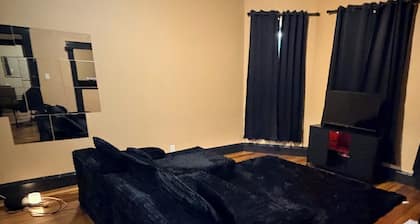 Remodeled 2-bedroom apartment w/ bonus room. Accessible to public transportation