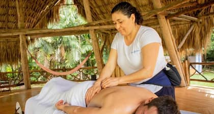 Eco-friendly structure, inspired by a Yarumo leaf, ideal for couples, families, or small groups of up to four guests. Surrounded by tropical nature, lakes, forest trails, birdlife, and peaceful vibes.