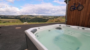 Een jacuzzi met uitzicht op het landelijke gebied.