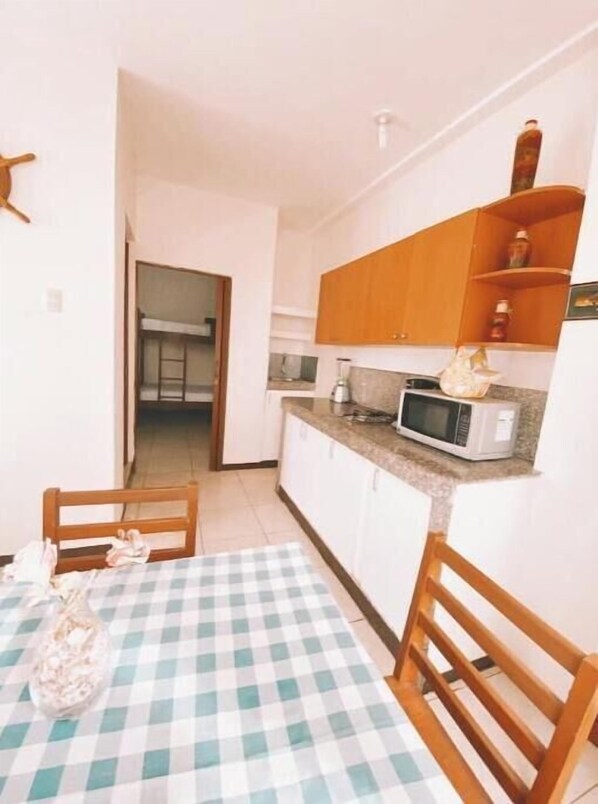 Dining - Cozy 1-bedroom apartment in tranquil Ballenita with AC (Ballenita)