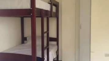 Een strijkplank/strijkijzer, wifi, beddengoed