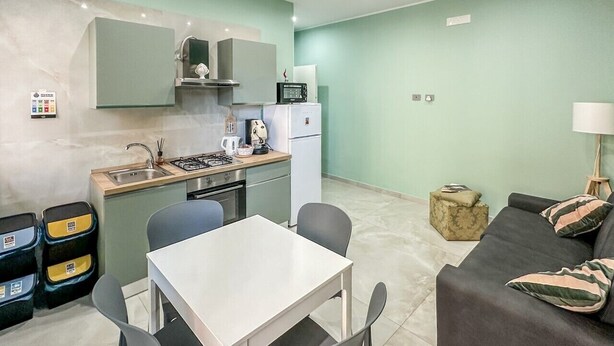 A compact living space with a kitchenette, dining area, and seating area. - Karim's House - Portici (Portici)