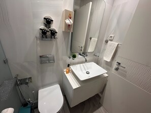 Shower, hair dryer, towels, soap - Vrbo Property (Nabeul)