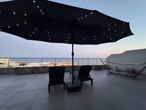 Terrace/patio - Luxury apartment on the waterfront and within walking distance of all amenities (Nabeul‎)