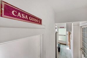 Un pasillo con un letrero que dice 'CASA GUIDO 2' indicando el número de habitación.