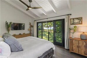 Room - Oceanfront 5-Bedroom Home with Direct Beach Access in Paia (Paia)