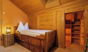 Escritorio, tabla de planchar con plancha, wifi gratis y ropa de cama 
