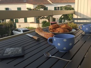Outdoor dining - Vrbo Property (La Couarde-sur-Mer)