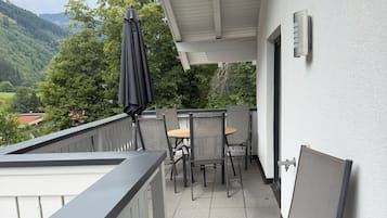 Familienapartment, 2 Schlafzimmer, Balkon, Bergblick | Speisen im Freien