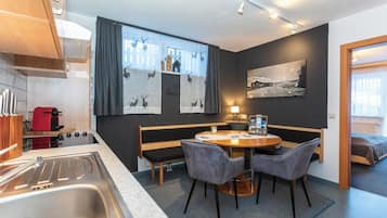 Classic-Apartment, 2 Schlafzimmer, Bergblick | Speisen