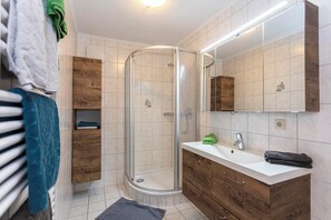 Familienapartment, 2 Schlafzimmer, Balkon, Bergblick | Badezimmer