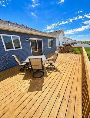 Outdoor dining - 4BR South Fargo, Sleeps 8, Large deck, Close to Fargo Parks Sports Center. (Fargo)