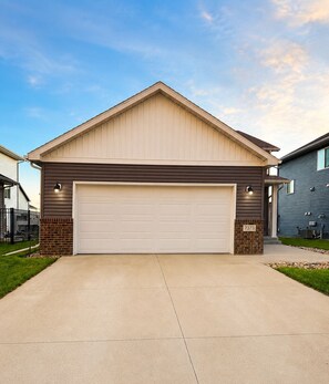 Exterior - 4BR South Fargo, Sleeps 8, Large deck, Close to Fargo Parks Sports Center. (Fargo)