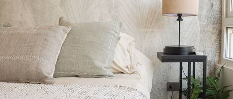 Studio, 1 Queen Bed, Non Smoking | Blackout drapes, iron/ironing board, WiFi (free)