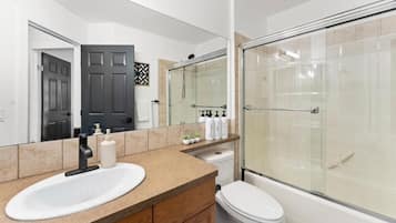 Casa, 3 habitaciones, aire acondicionado, vista al jardín | Baño | Amenidades de baño gratuitas, toallas, jabón, shampoo