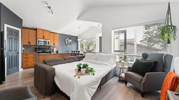 Casa, 3 habitaciones, aire acondicionado, vista al jardín | Escritorio, espacio para trabajar con laptop y wifi gratis