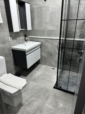 Kamar Double Comfort, pemandangan kota | Kamar mandi | Shower, perlengkapan mandi gratis, pengering rambut, dan handuk
