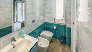 Apartament, balcó, vistes a la ciutat | Bany