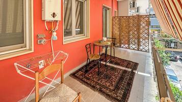 Apartament, balcó, vistes a la ciutat | Servei de restauració a l'aire lliure