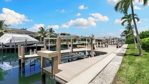 Uma marina com barcos atracados, uma piscina e uma área coberta.