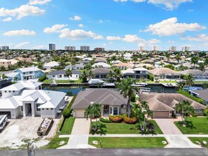 Un quartier résidentiel avec des maisons, un port de plaisance et un ciel dégagé.