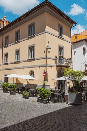 Outdoor dining - Vrbo Property (Viterbo)