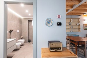 Shower, hair dryer, bidet, towels - Vrbo Property (Viterbo)