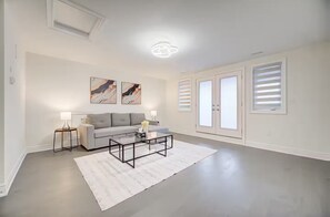 Unclassified image, 3 of 45, button - Cozy 5BR Haven• Backyard • Pet Friendly • Parking (Richmond Hill)