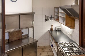 Eine Küche mit Edelstahlgeräten, einem Gasherd und einem Toaster.