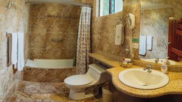Une salle de bain avec une baignoire, des toilettes et un lavabo.