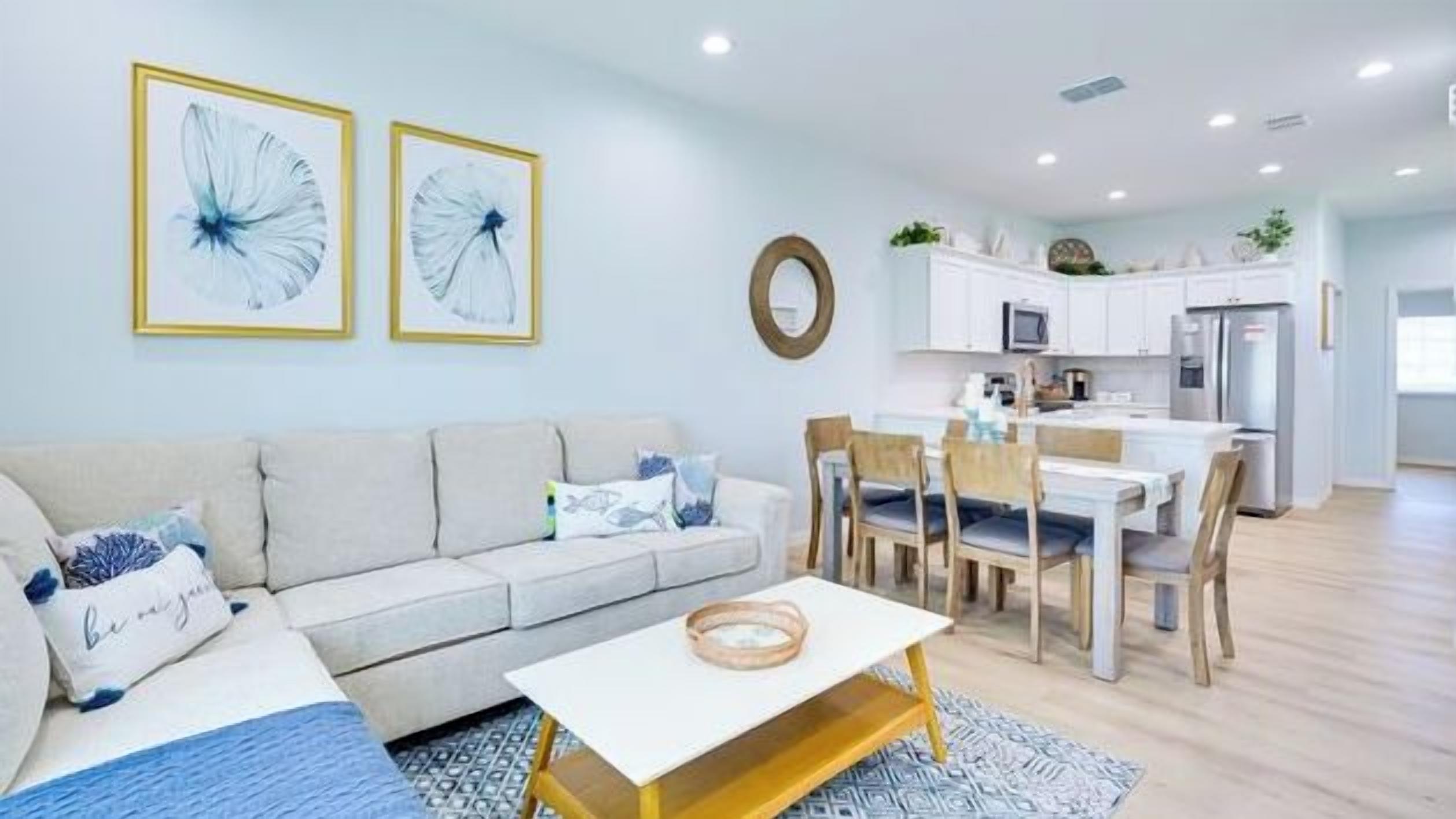 Un salon moderne avec un canapé, une table basse et un coin repas.