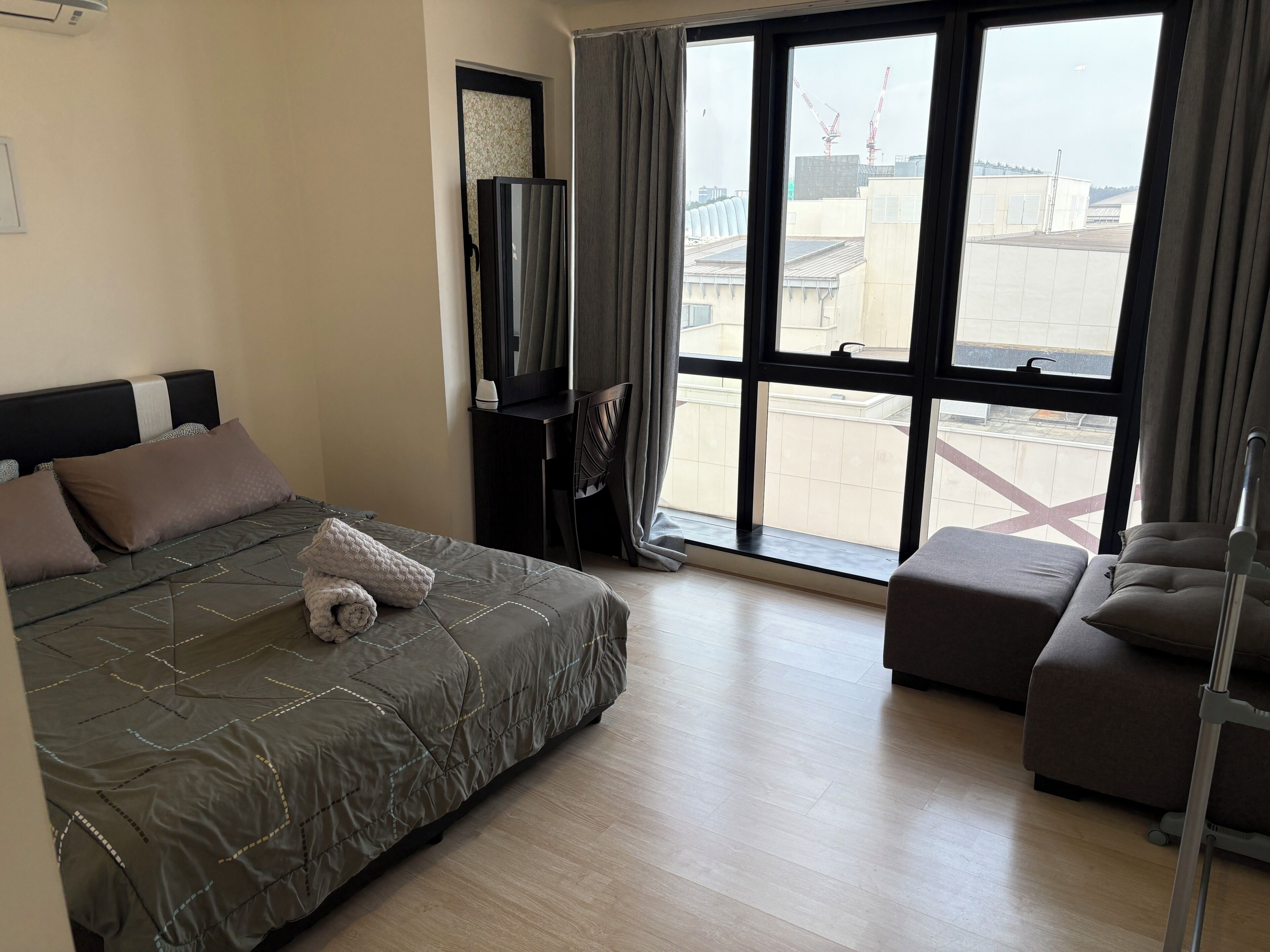 Deluxe Studio | Desk, laptop workspace, blackout curtains, soundproofing