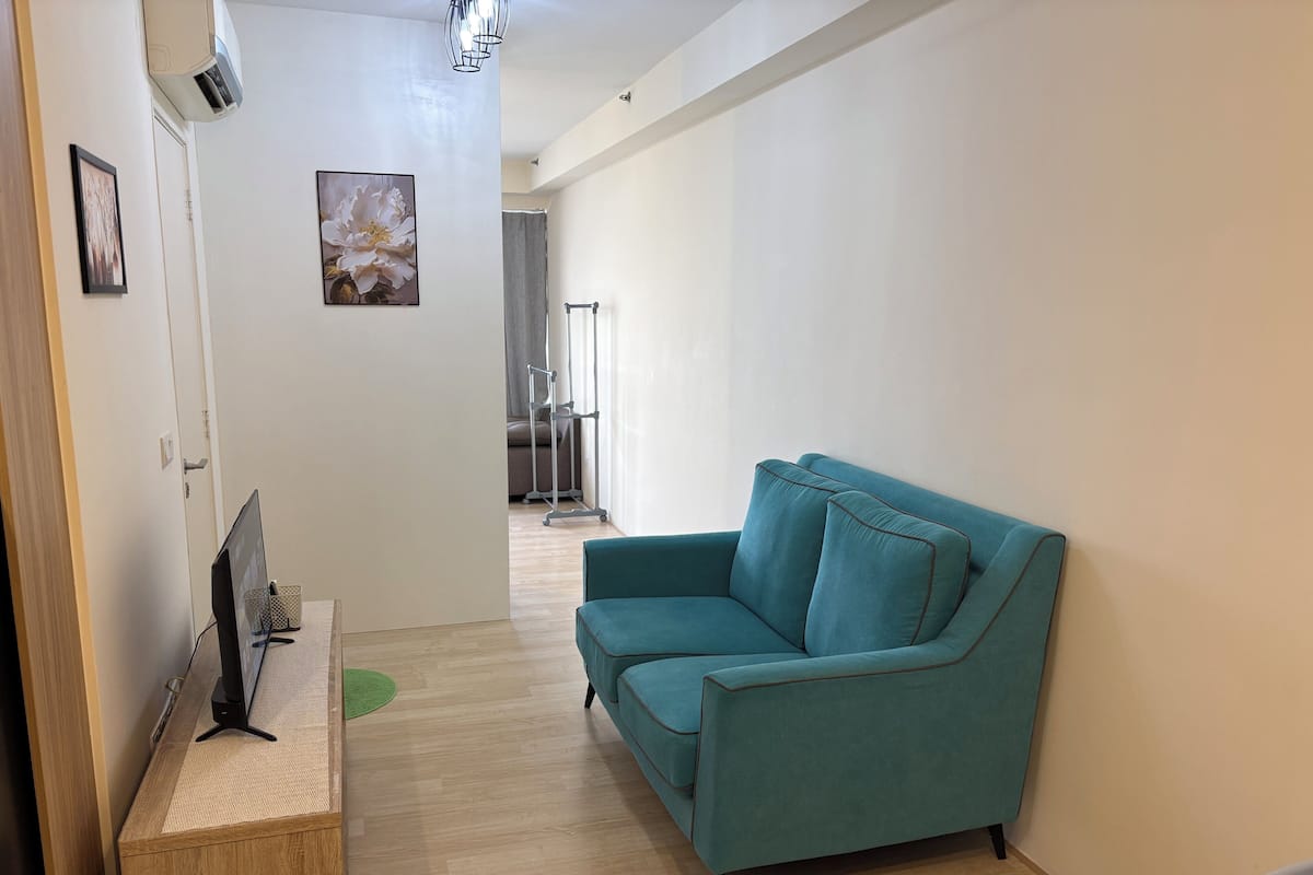 Deluxe Studio | Desk, laptop workspace, blackout curtains, soundproofing