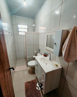 Sèche-cheveux, serviettes fournies, savon, papier toilette