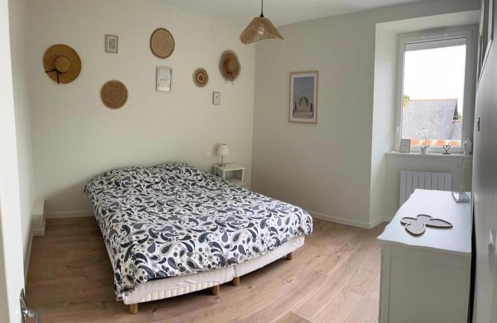 Tabla de planchar con plancha, wifi y ropa de cama 