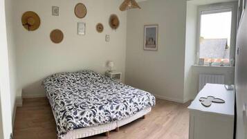 Tabla de planchar con plancha, wifi y ropa de cama