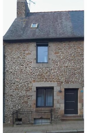 Exterior - Aunt Adele (Val-Couesnon)