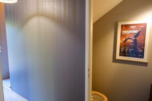 Ein Flur mit einem Poster an der Wand, das eine Opernaufführung bewirbt.