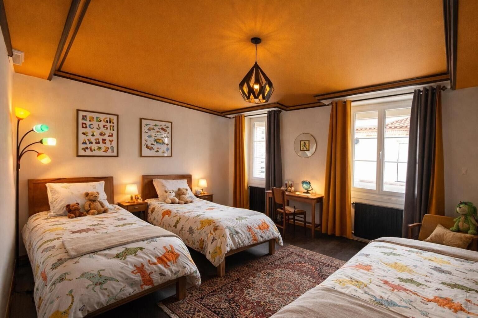 Una camera d'albergo con due letti, una scrivania, una sedia, un tappeto e una lampada a soffitto.