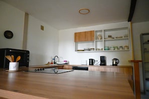 Wasserkocher mit Kaffee-/Teezubehör, Kühlschrank, Mikrowelle, Ofen