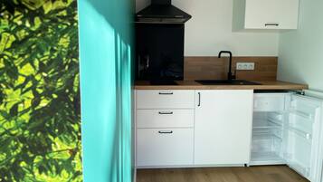 Cafetière/bouilloire, réfrigérateur, micro-ondes, plaque de cuisson