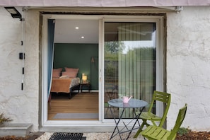A room with a bed, a small table, and a chair. - Relai du Château - Canopé PMR Studio (Chemillé-en-Anjou)