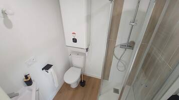 Douche, sèche-cheveux, serviettes fournies